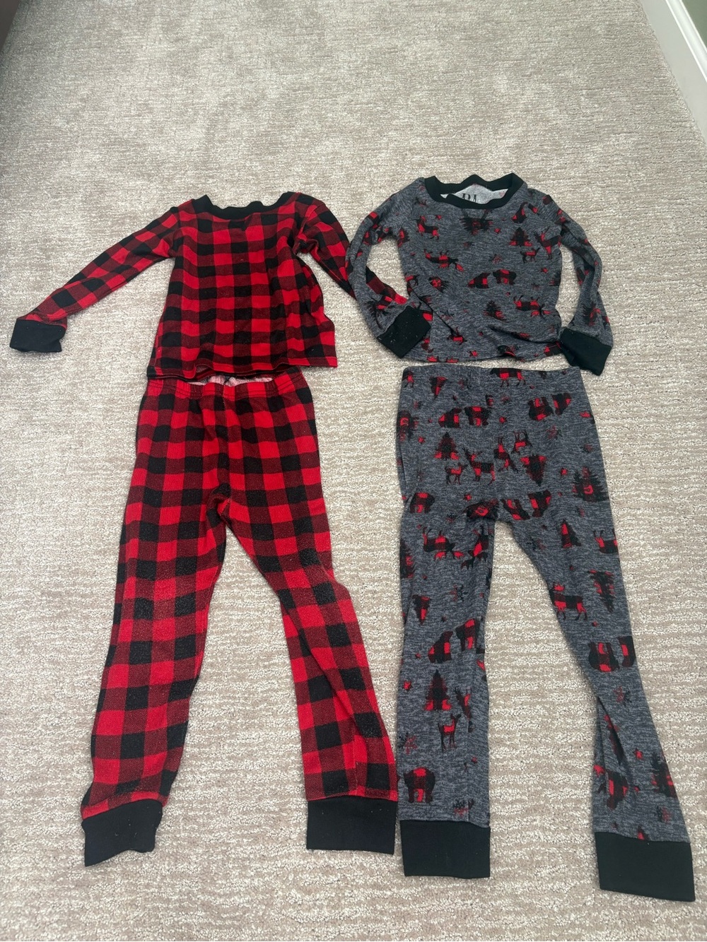 2 pairs 4T Christmas pajamas Pick